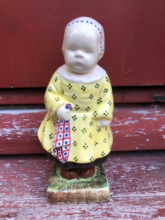 Bébé au mouchoir en robe jaune 